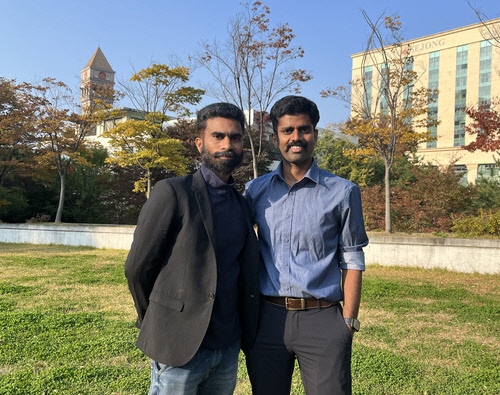 미국 스탠포드대가 지난 10일 발표한 '세계 상위 2％ 과학자 명단'에 함께 오른 주한 인도인 두 교수. 라지 교수(왼쪽)와 발라 교수가 세종대 캠퍼스에서 나란히 사진을 찍었다. 두 교수는 모두 세종대 생명시스템학부 식품생명공학과 교수다. 연합뉴스